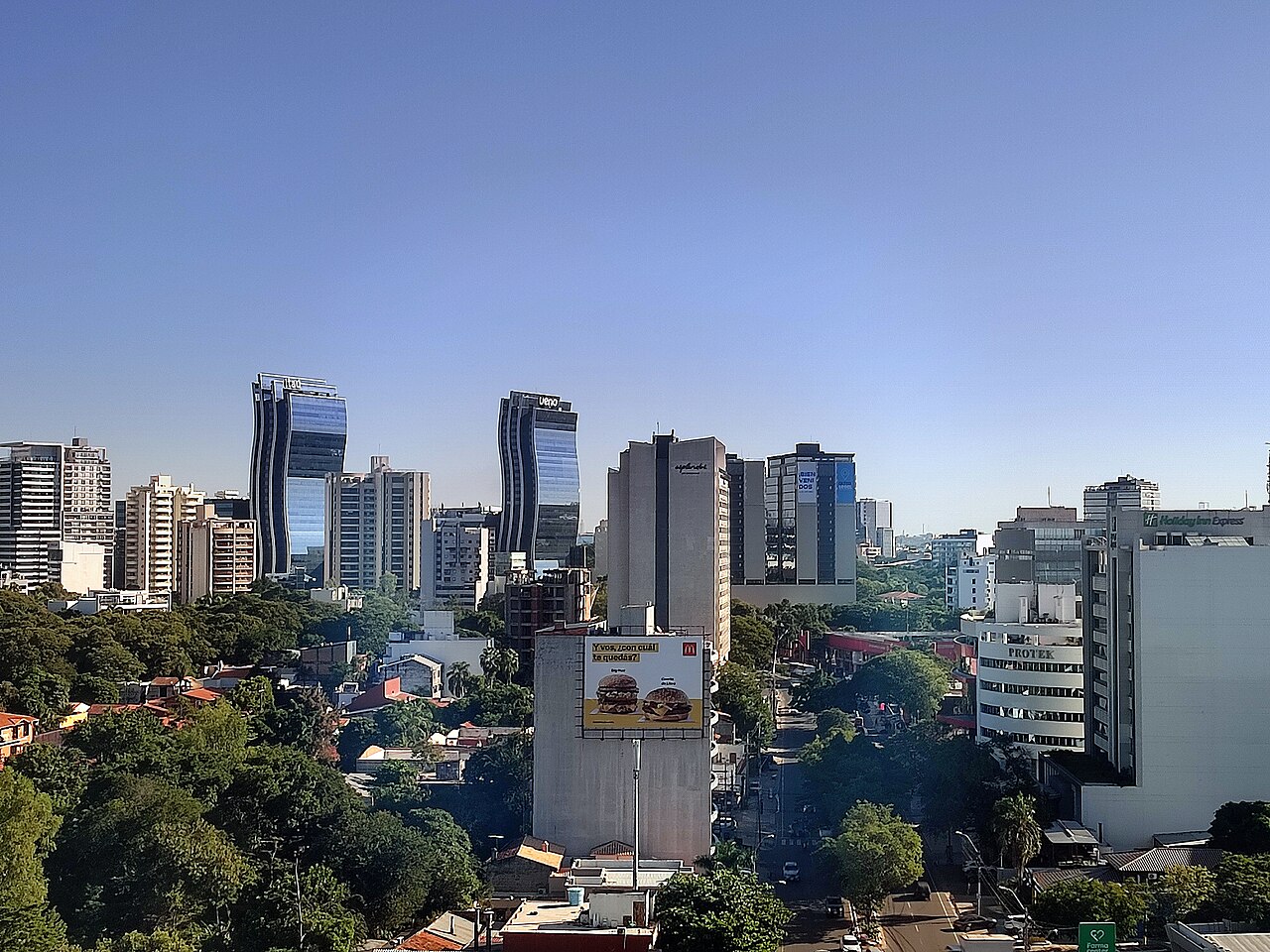 Vista de la avenida Aviadores del Chaco en Asunción, Paraguay
